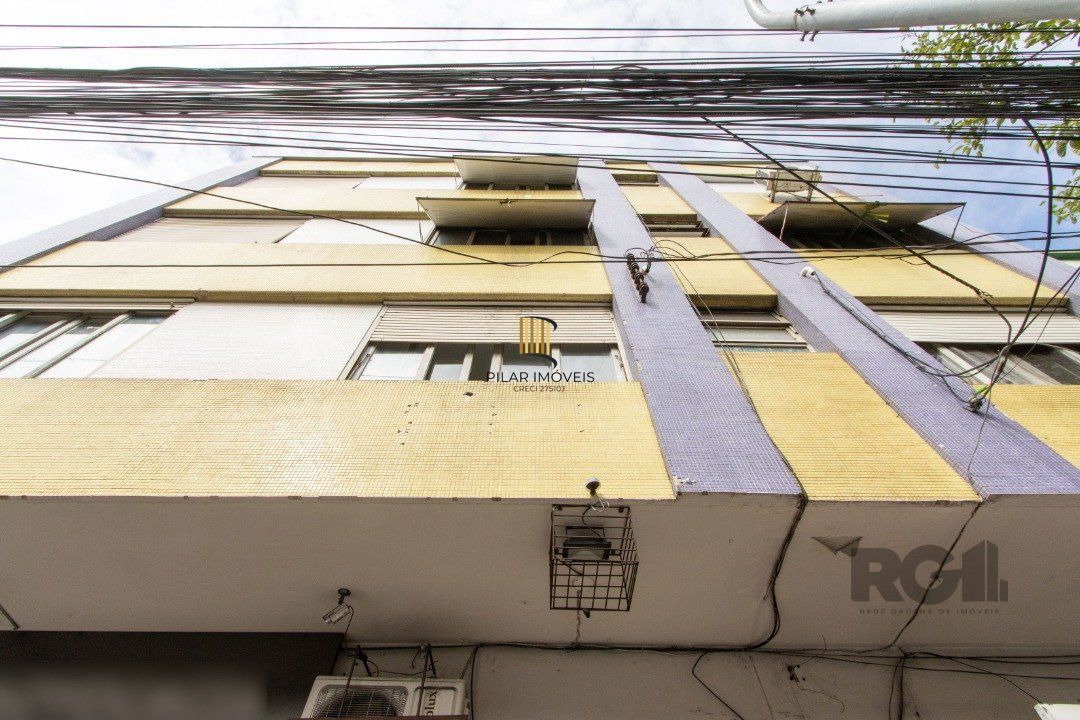 Apartamento com 70m² de área privativa, possui 3 dormitórios, sala para 2 ambientes, banheiro social, cozinha com móveis planejados e área de serviço.