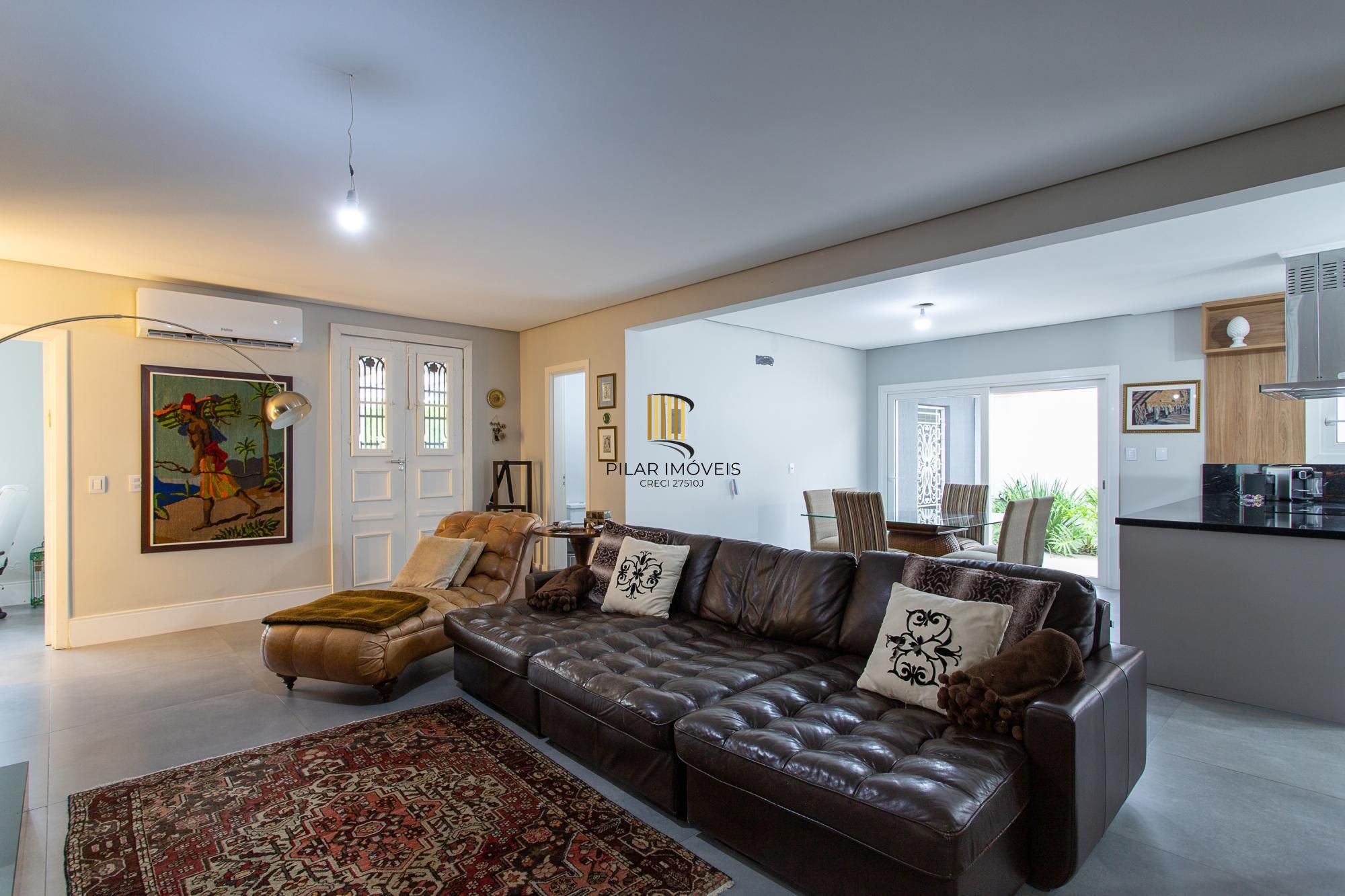 Casa térrea no Condominio Terra Ville, com patio e piscina.