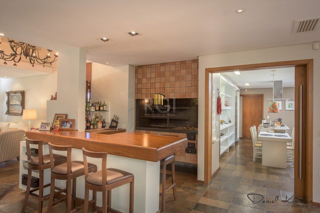 Casa para Venda - 418m², 5 dormitórios, sendo 1 suites, 6 vagas - Tristeza