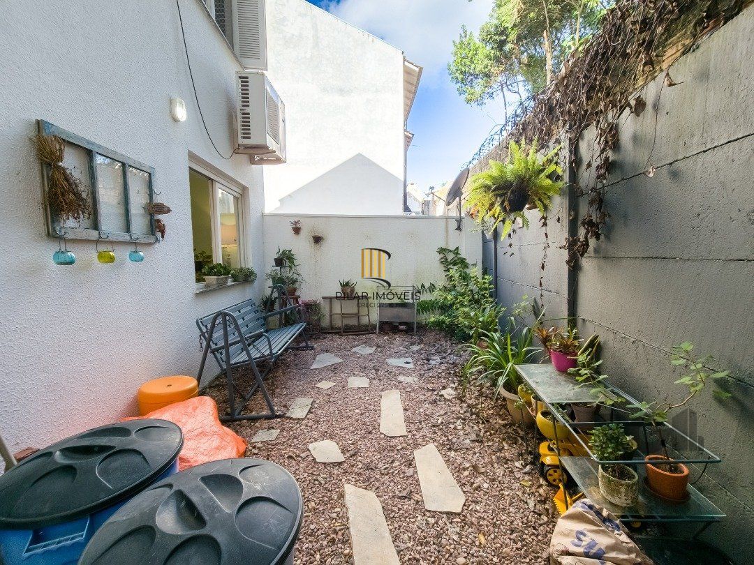 Living em dois ambientes com cozinha americana, lavabo, pátio, lavanderia. o3 dormitórios sendo 01 suíte, banheiro social e sótão. Duas vagas de  garagem.