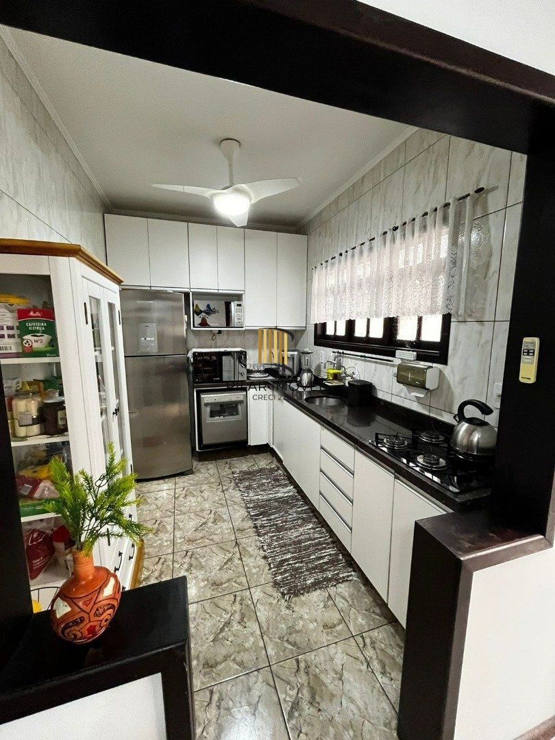 Casa 3 dormitórios no bairro Medianeira