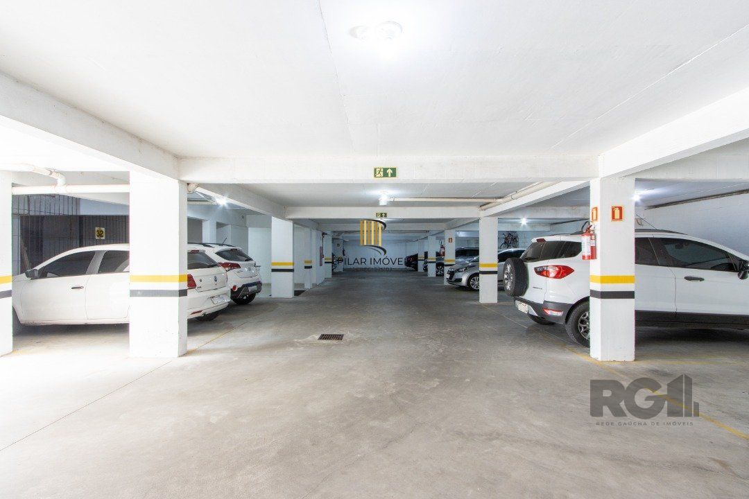 Apartamento possui 3 dormitórios, sendo 1 suíte, semi-mobiliado, com 107,27m² de área privativa, living para 2 ambientes, espaço gourmet com churrasqueira, cozinha com área de serviço; 2 vagas simples de garagem