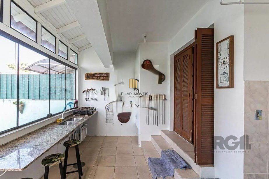 Casa com 161m² e 3 dormitórios com suíte, piscina no bairro Espírito Santo em PORTO ALEGRE