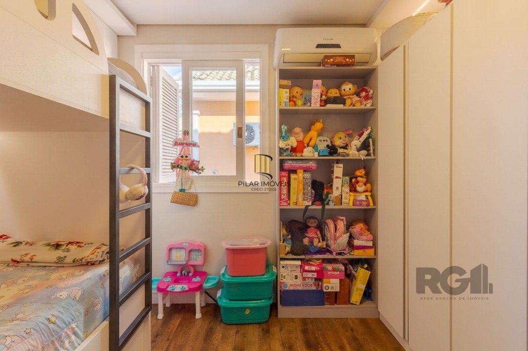 Casa em condomínio, 3 quartos, 1 suite, lareira, churrasqueira, 1 vaga - Bairro Tristeza
