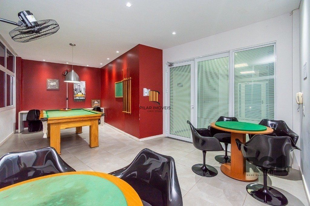 Apartamento andar alto que possui 2 dormitórios, sendo 1 súite, living para 2 ambientes, cozinha mobiliada, banheiro auxiliar