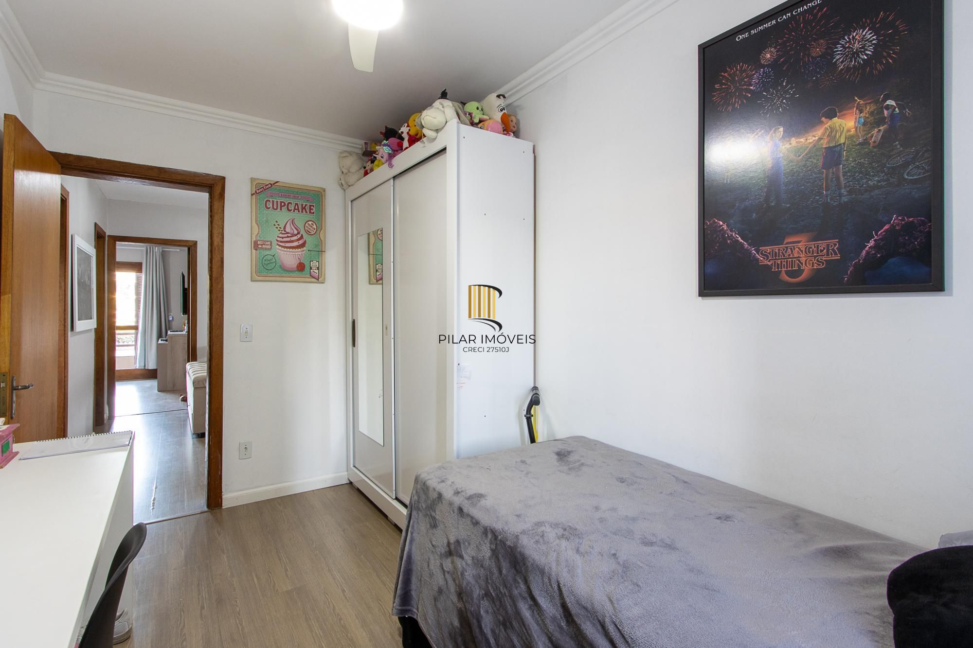 Casa de condomínio, 3 quartos, 1 suíte, piscina e 2 vagas de garagem;