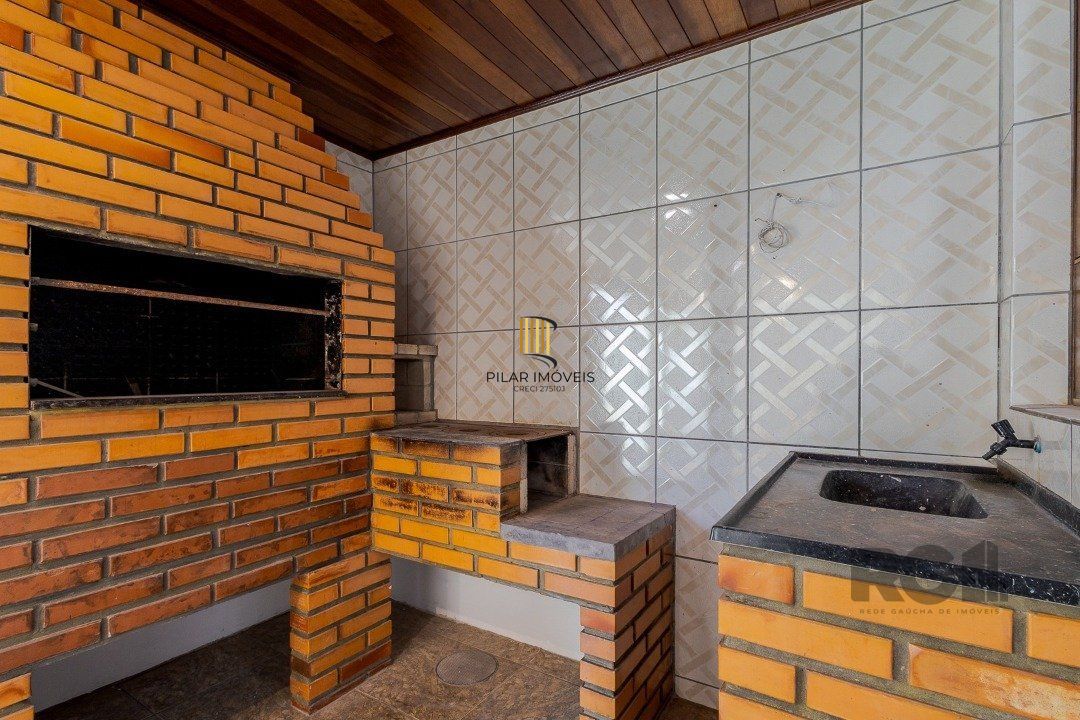 Casa 103m² - 3 dormitórios, 1 suíte, piscina, 2 vagas no bairro Hípica