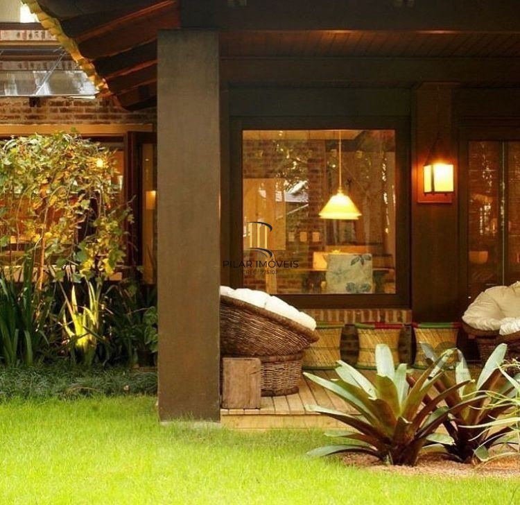 Casa com  griffe, no Condomínio Carmel, no coração do litoral norte, juntinho à Central de Atlântida,  entre bosques e ares de serra.