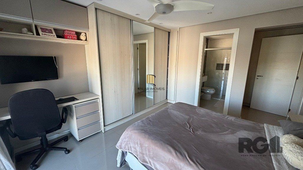 Casa em condomínio com 4 suítes, 4 vagas de garagem, pátio com piscina