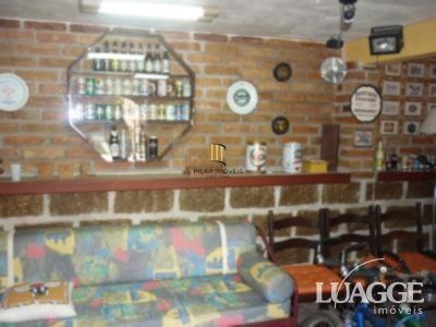 casa com 4 dormitórios, sendo uma suíte , e 530 area privativa