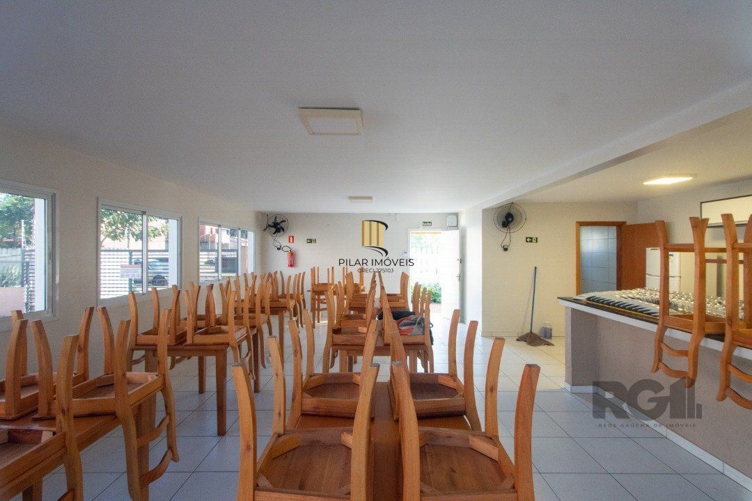 Casa em condomínio,  possui 2 dormitórios, sala para 2 ambientes e 1 vaga.