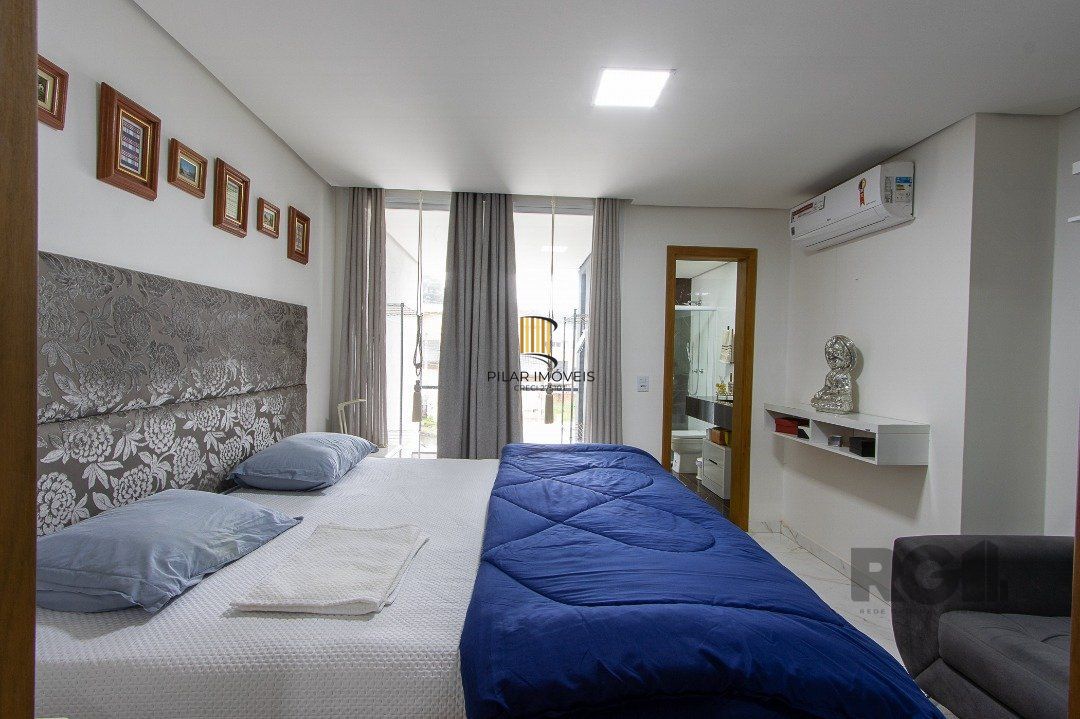 casa possui 3 suítes, 2 com closet