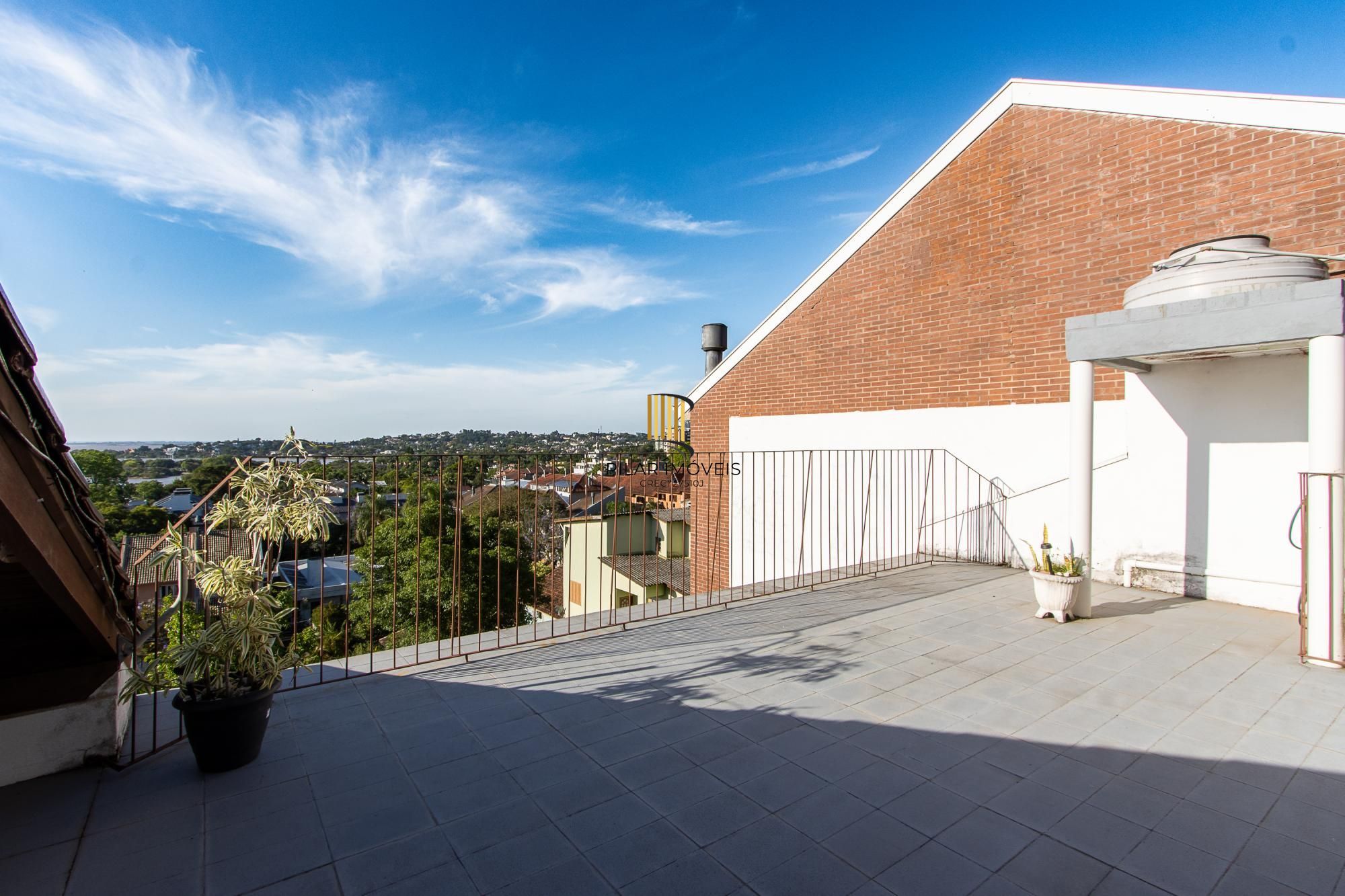 **Casa de 05 dormitórios, 03 suítes, 06 Banheiros, com 315,10m² privativos na Vila Conceição, Porto Alegre, RS**