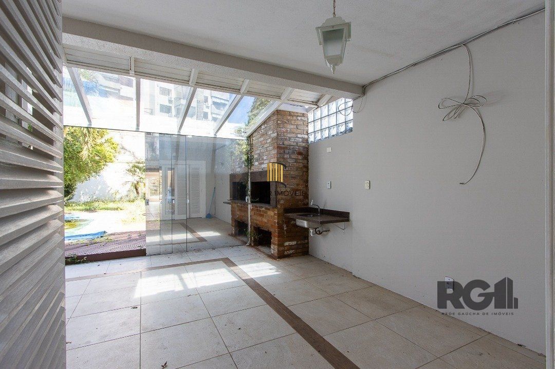 BELO SOBRADO, 3 QUARTOS, 1 SUITE, PISCINA, 320m² PRIVATIVOS - TRISTEZA