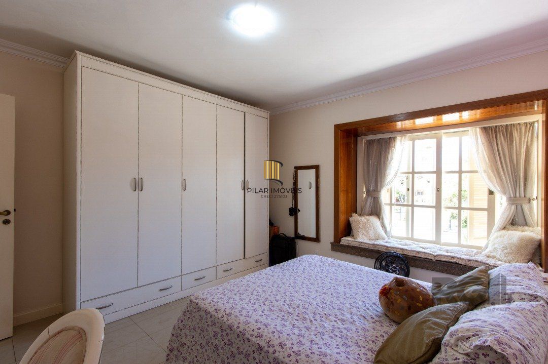 Casa com 452m² de área construída, 02 suítes, banheira de hidro, closet, 02 banheiros sociais, 03 living com 02 ambientes, 02 lareiras