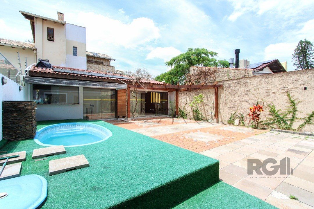 Casa com 4 quartos, com 347,57 m 2 privativos