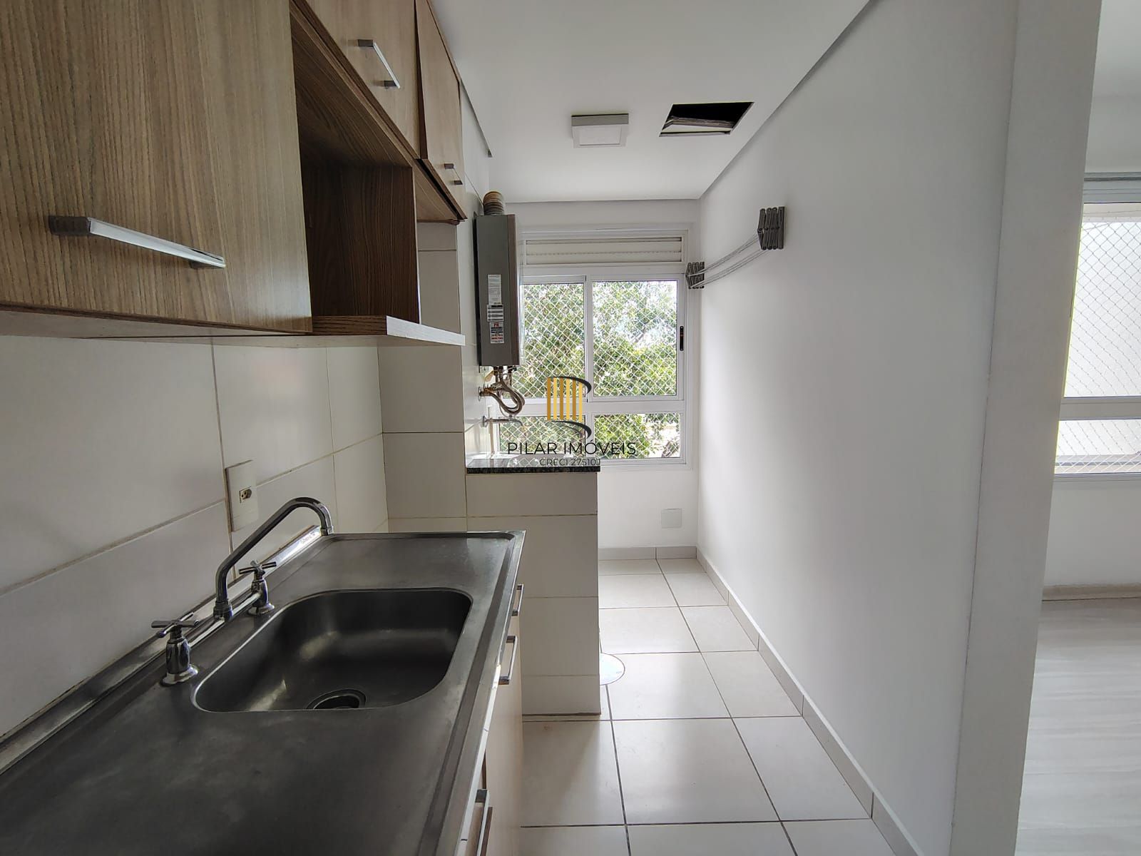 Apartamento de 2 dormitórios, living, cozinha planejada, área de serviço, banheiro social e 1 vaga de garagem escriturada.