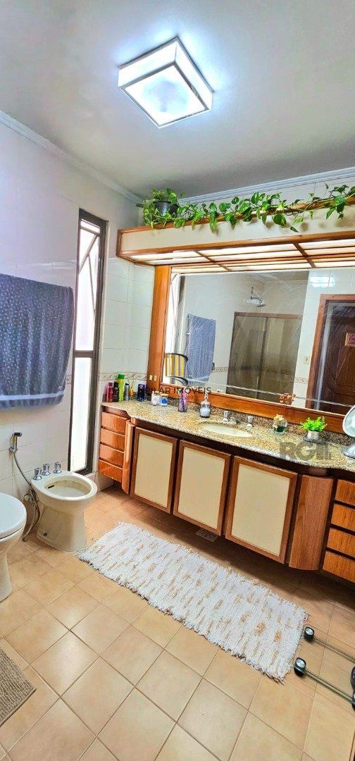 Casa para Venda - 350m², 5 dormitórios, sendo 1 suite, 6vagas - Cristal
