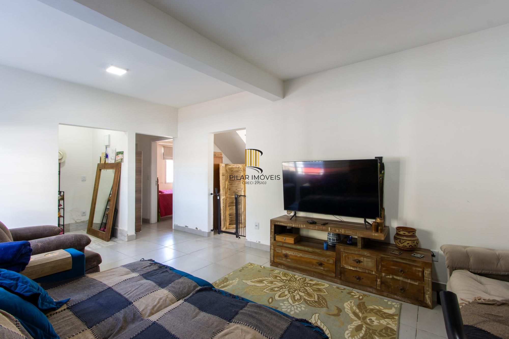 Casa 3 Dormitórios no Bairro Tristeza com 2 Vagas de Garagem