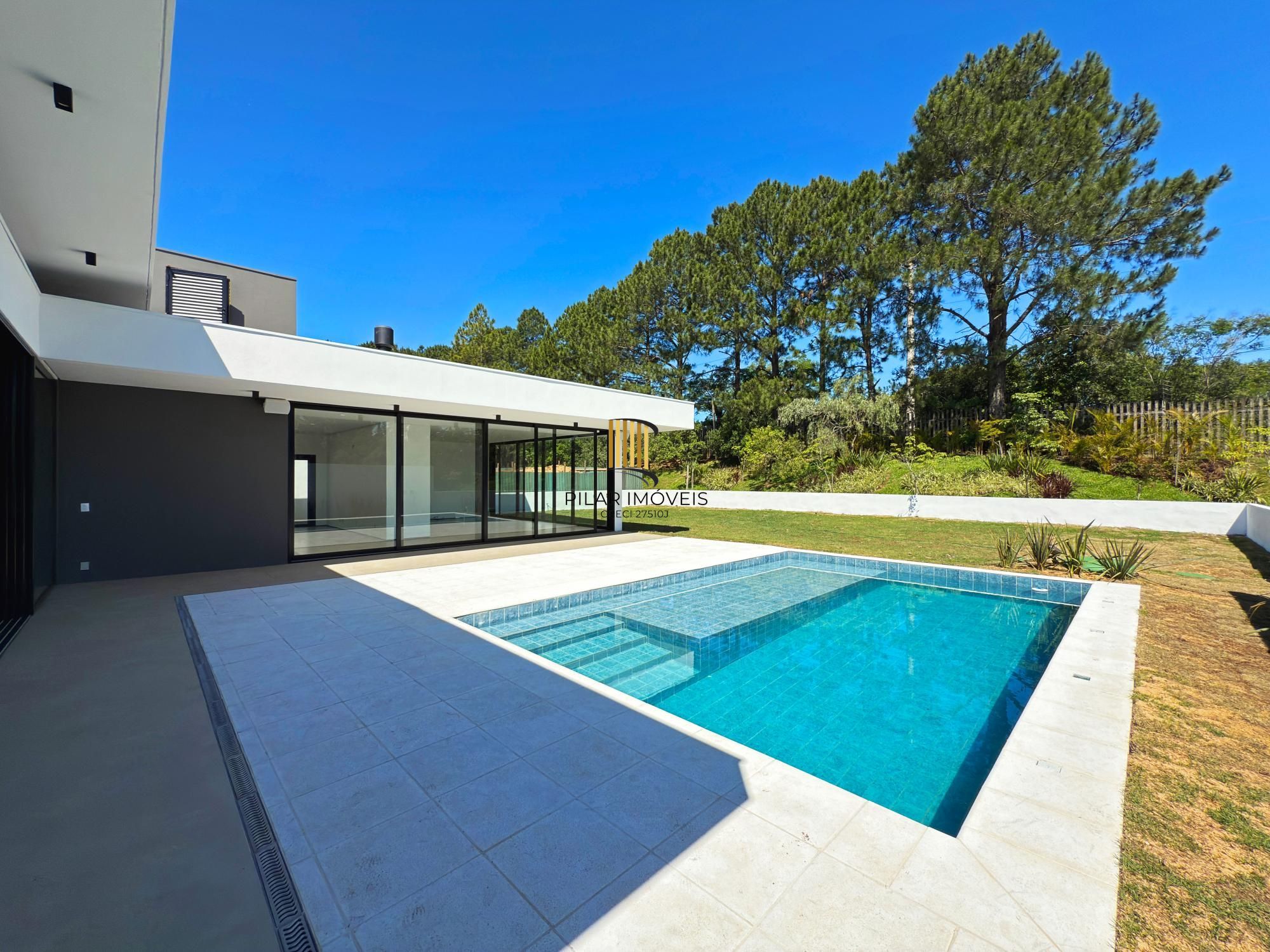 A casa conta com 434m2 de área construída, mas com um aproveitamento total dos 1.012m2 do lote