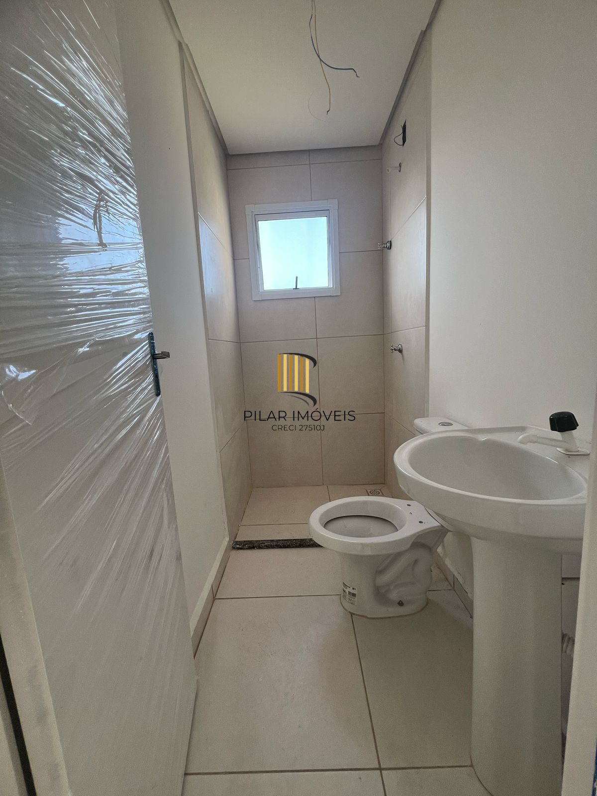 Casa com 2 dormitórios, banheiro social e pátio
