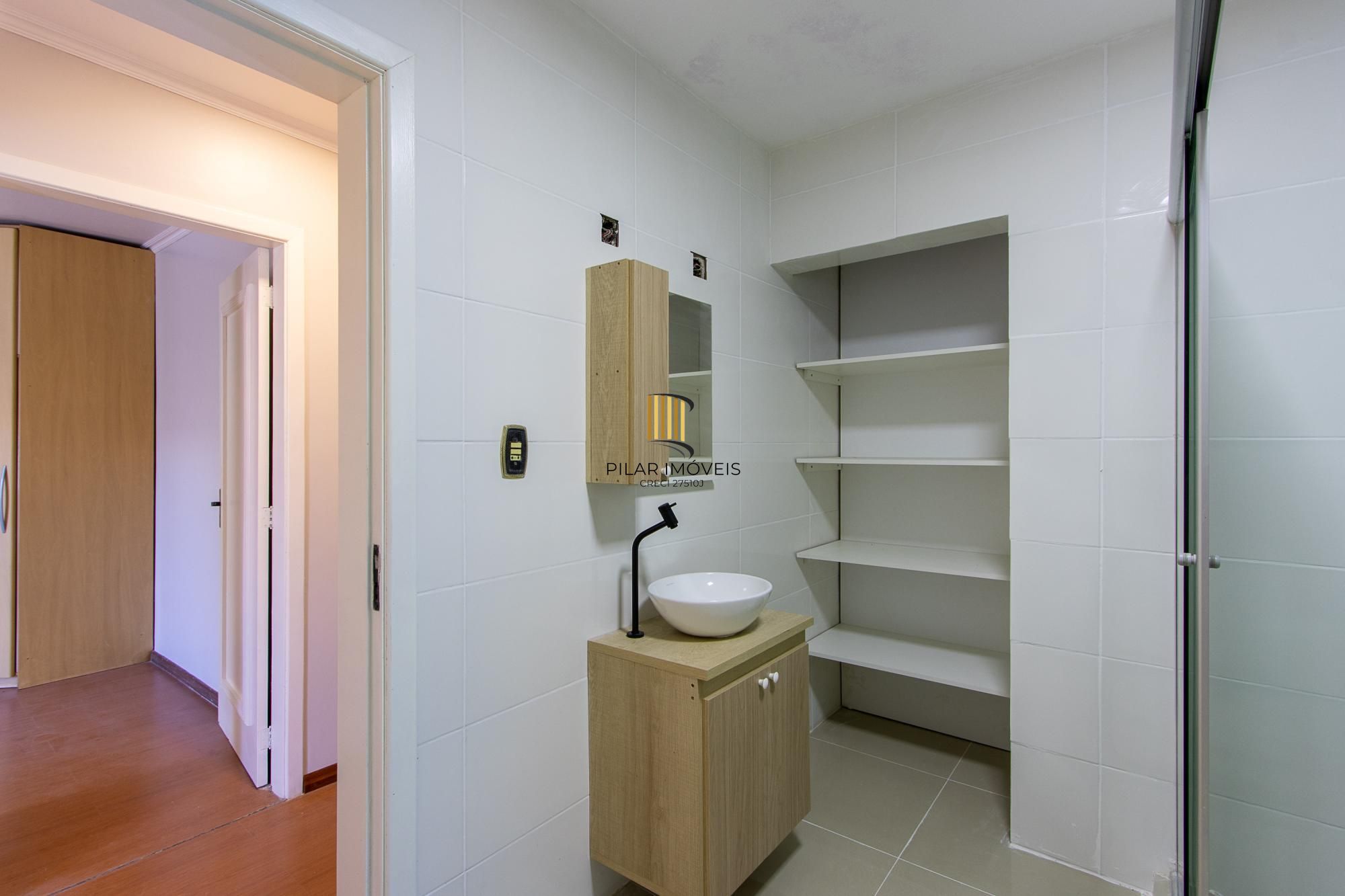 Casa de alvenaria, com 3 quartos, 1 suíte e 3 vagas de garagem.