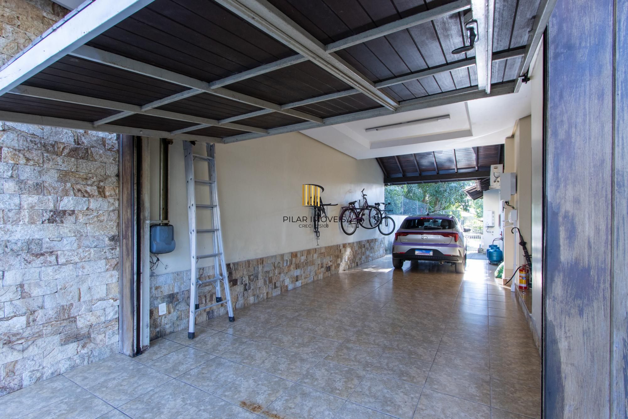 Casa com 3 quartos e 357m² à venda em Tristeza, Porto Alegre.