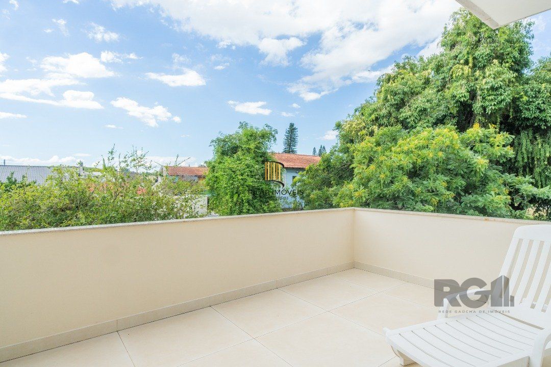 Casa semimobiliada e possui 3 suítes (sendo 1 delas master com closet e hidro)