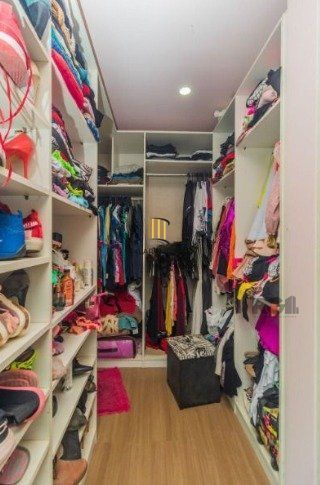Possui 3 dormitórios sendo 1 ampla suíte com closet e sacada, living em conceito aberto,  cozinha integrada
