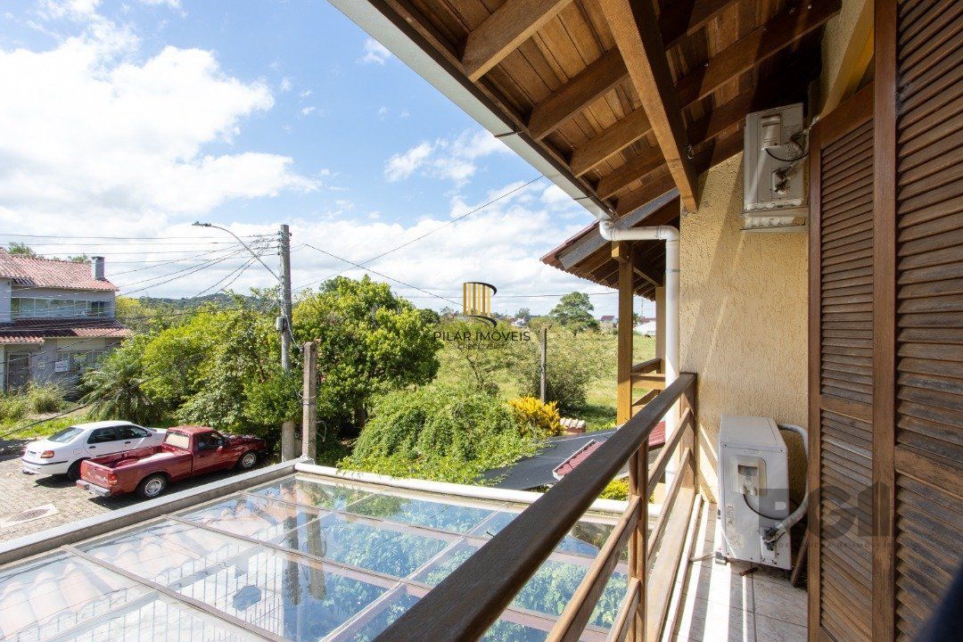 A casa possui 78m² de área construída, com um adicional de 20m²