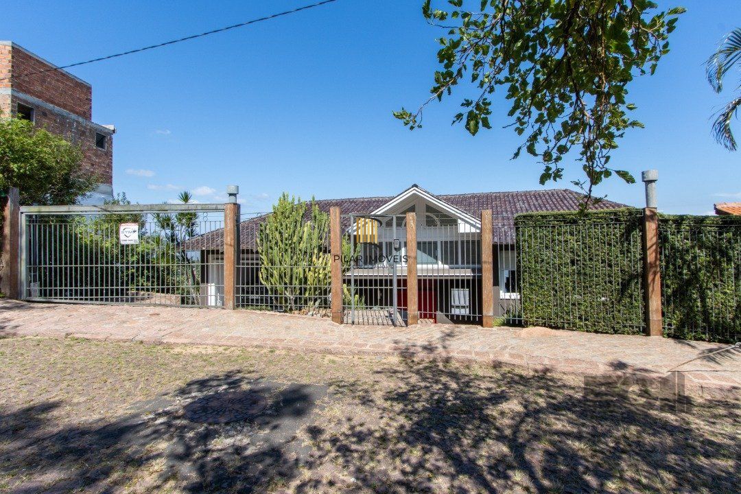Casa deslumbrante vista do Guaiba, 3 dormitórios, sendo 1 suite master com closet e banheira de hidro com vista para o rio