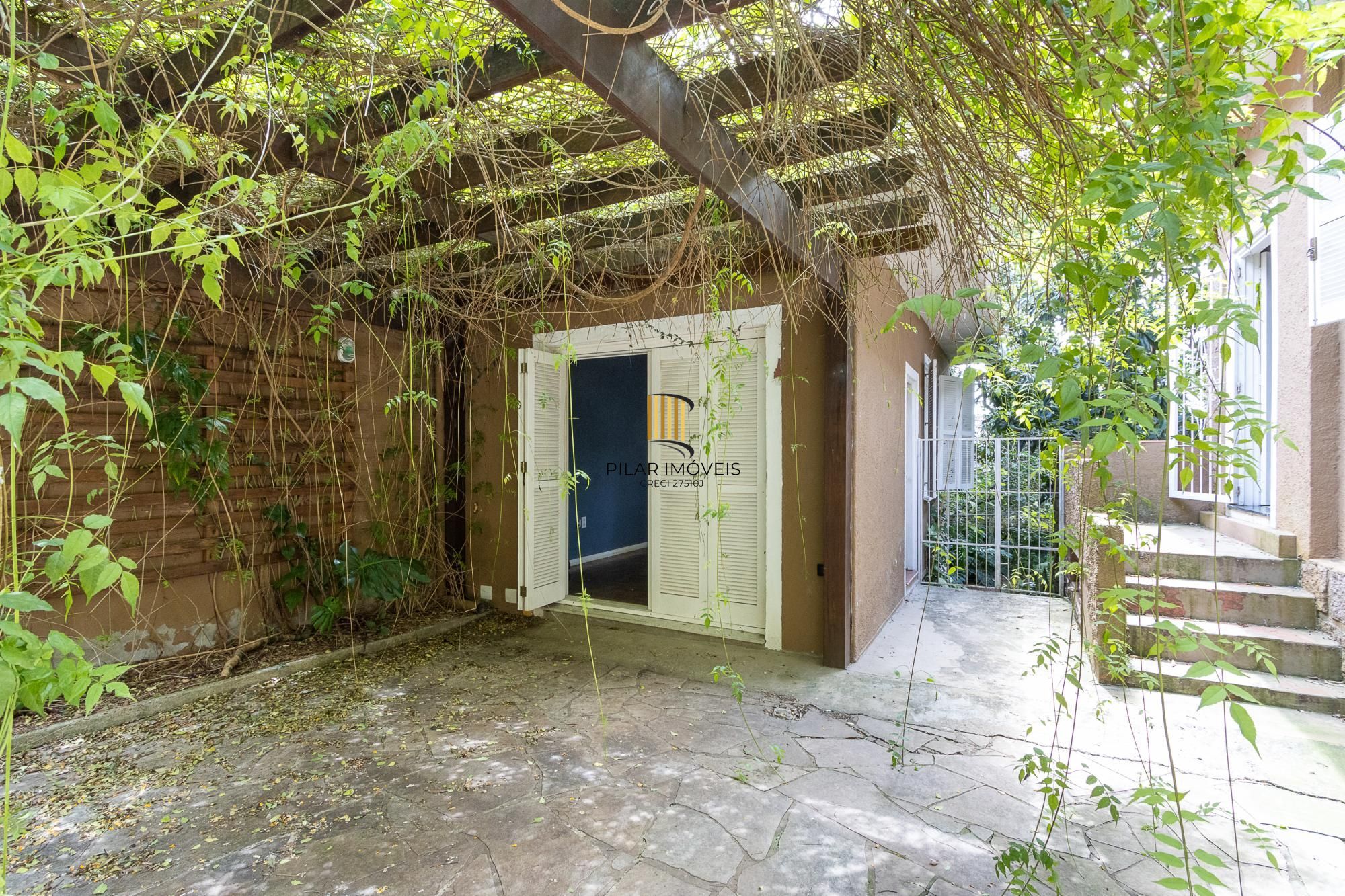 Bela casa térrea, 2 dormitórios e 1 suite - Parte alta do Bairro Espirito Santos