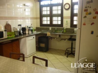 casa com 4 dormitórios, sendo uma suíte , e 530 area privativa