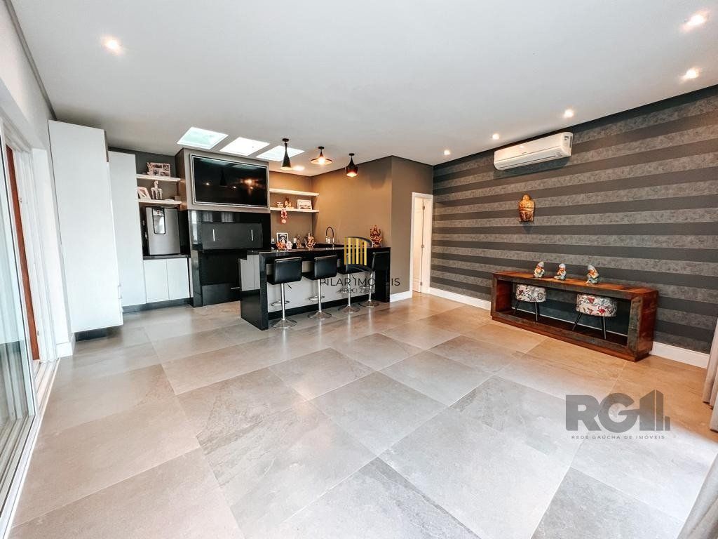 Excelente residência com aproximadamente 219m² privativos,