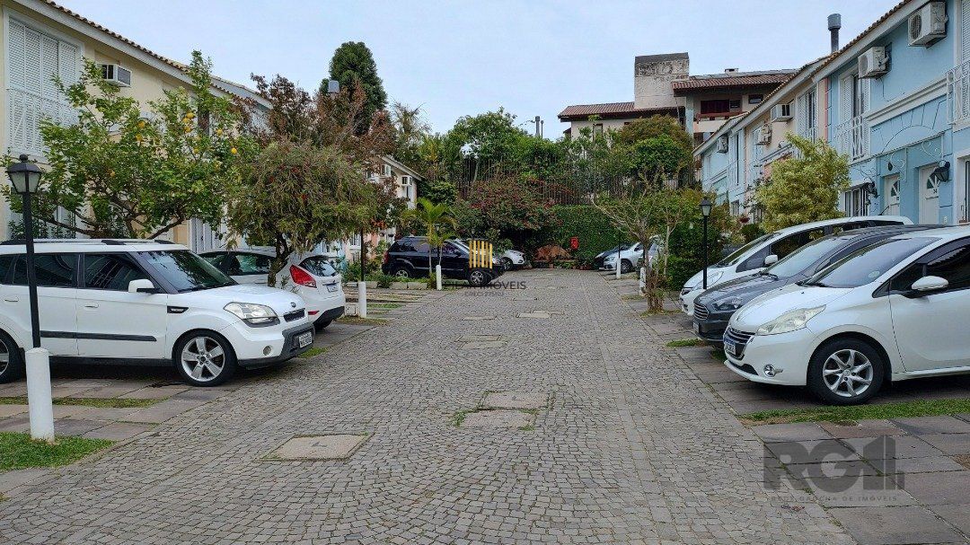 Sobrado em condomínio, 2 quartos, suite americana, churrasqueira, 1 vaga - Bairro Cavalhada