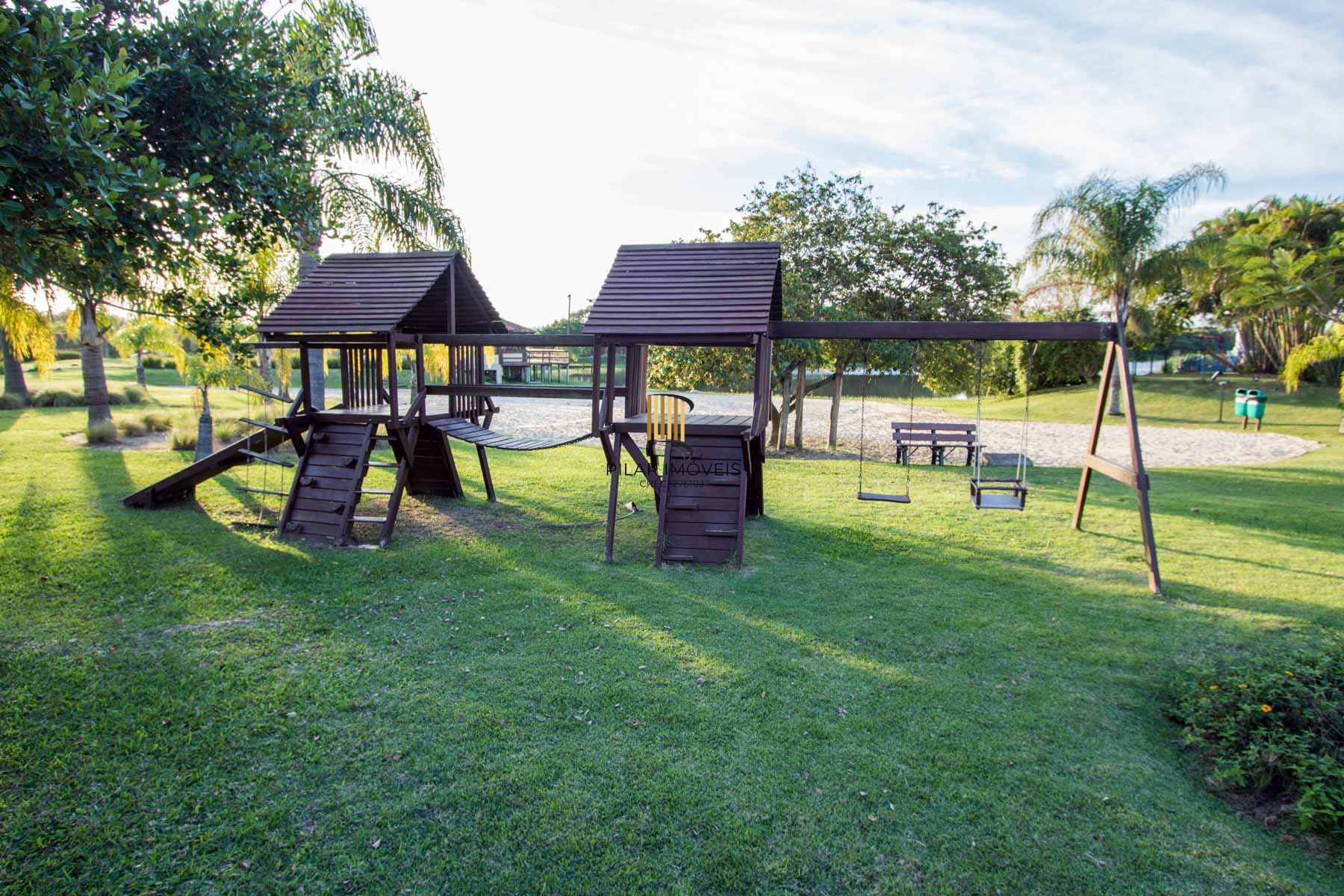 A casa conta com 434m2 de área construída, mas com um aproveitamento total dos 1.012m2 do lote