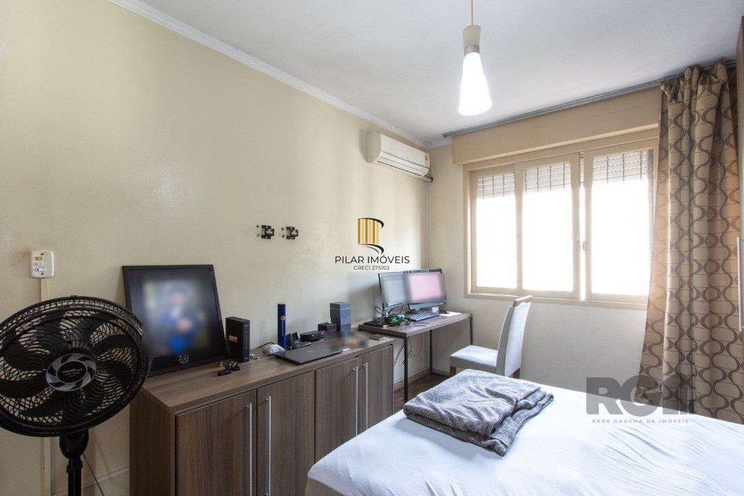 Apartamento com 70m² de área privativa, possui 3 dormitórios, sala para 2 ambientes, banheiro social, cozinha com móveis planejados e área de serviço.