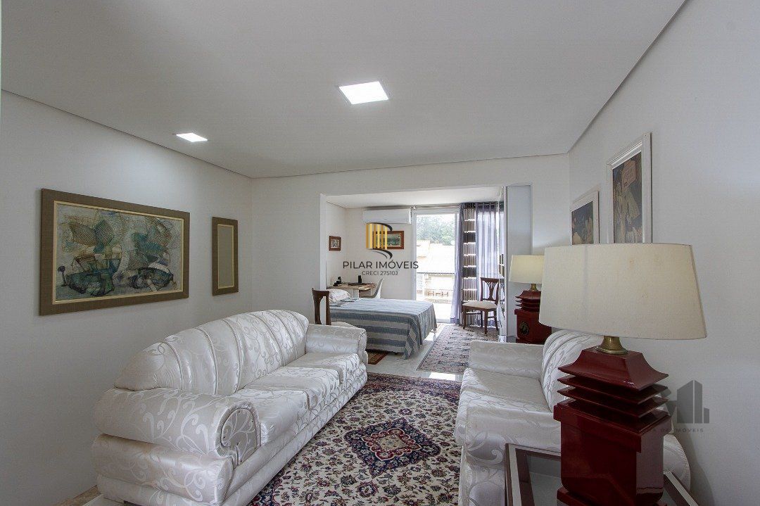 casa possui 3 suítes, 2 com closet