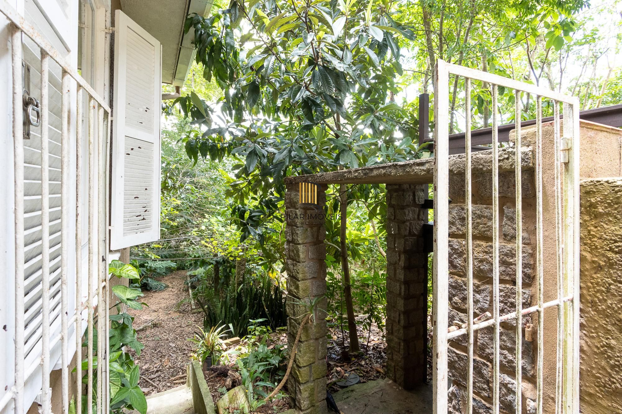 Bela casa térrea, 2 dormitórios e 1 suite - Parte alta do Bairro Espirito Santos