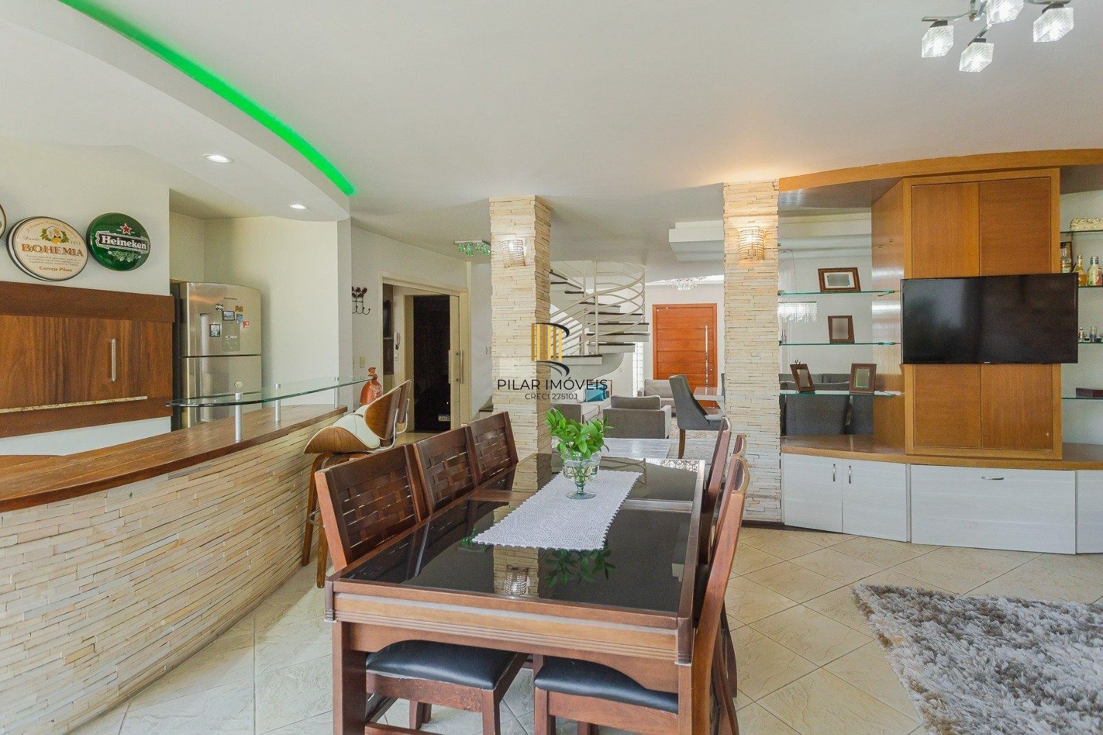 Casa Imponente com 5 Dormitórios (3 Suítes) no Bairro Chácara das Pedras