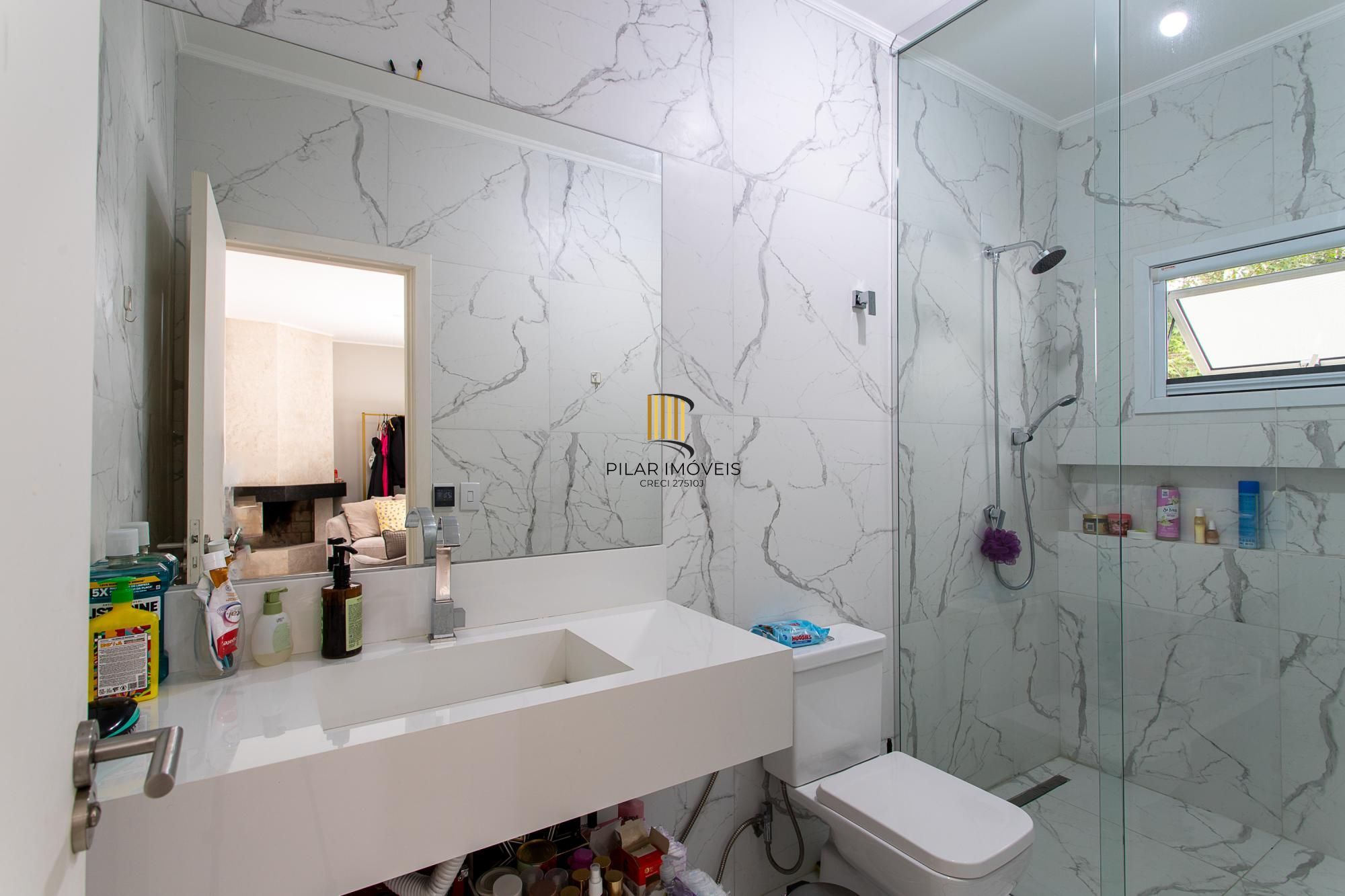 Casa térrea no Condominio Terra Ville, com patio e piscina.