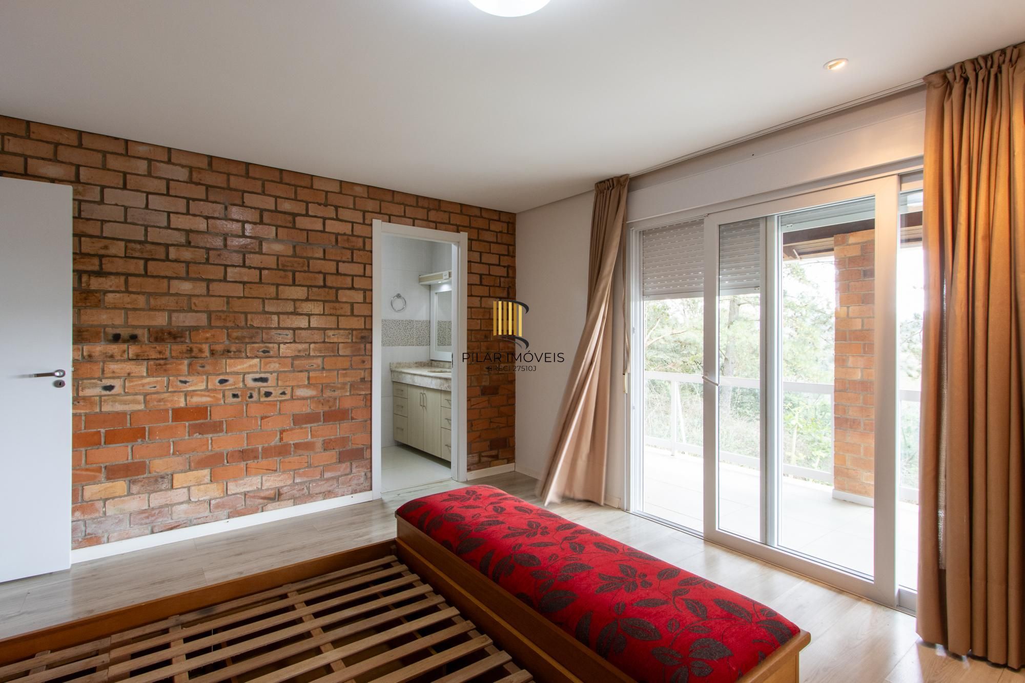 Casa de alvenaria, com 3 dormitórios, 1 suíte, living, cozinha, lavanderia, churrasqueira, banheiro social, pátio e 4 vagas de garagem.