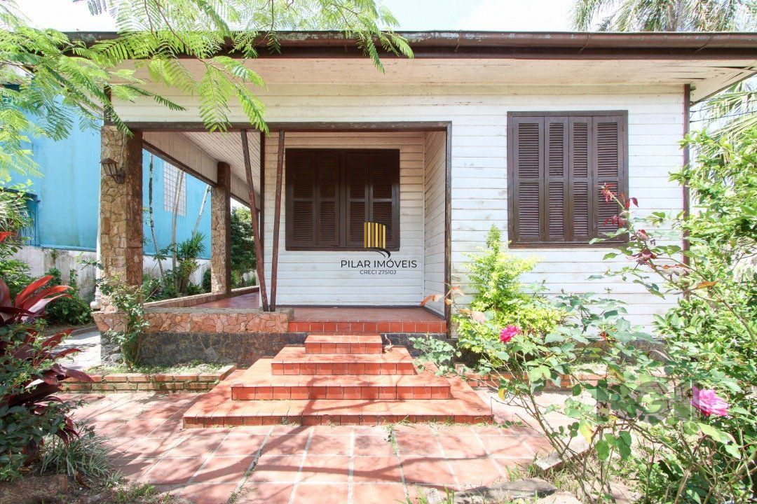 Casa mista com 4 dormitórios, 2 banheiros, 1 lavabo e 3 vagas a uma quadra da Av. Guaíba