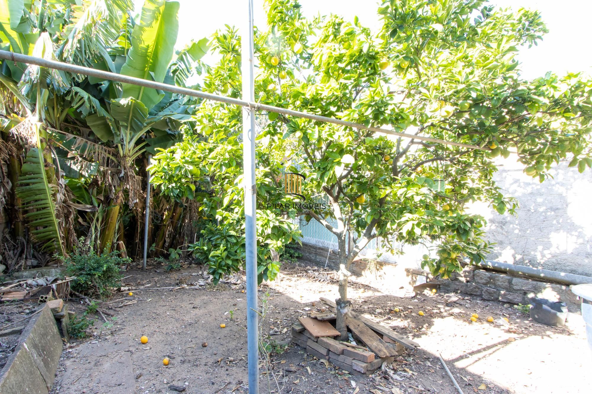 Casa de Alvenaria, possui 3 dormitórios, uma suíte, hall de entrada, lavabo,  living com lareira, cozinha ampla com armários, área gourmet com churrasqueira, corredor, pátio e 4 vagas de garagem, uma construção em anexo que possui hall de entrada, lavabo, living, cozinha, escritório, banheiro social