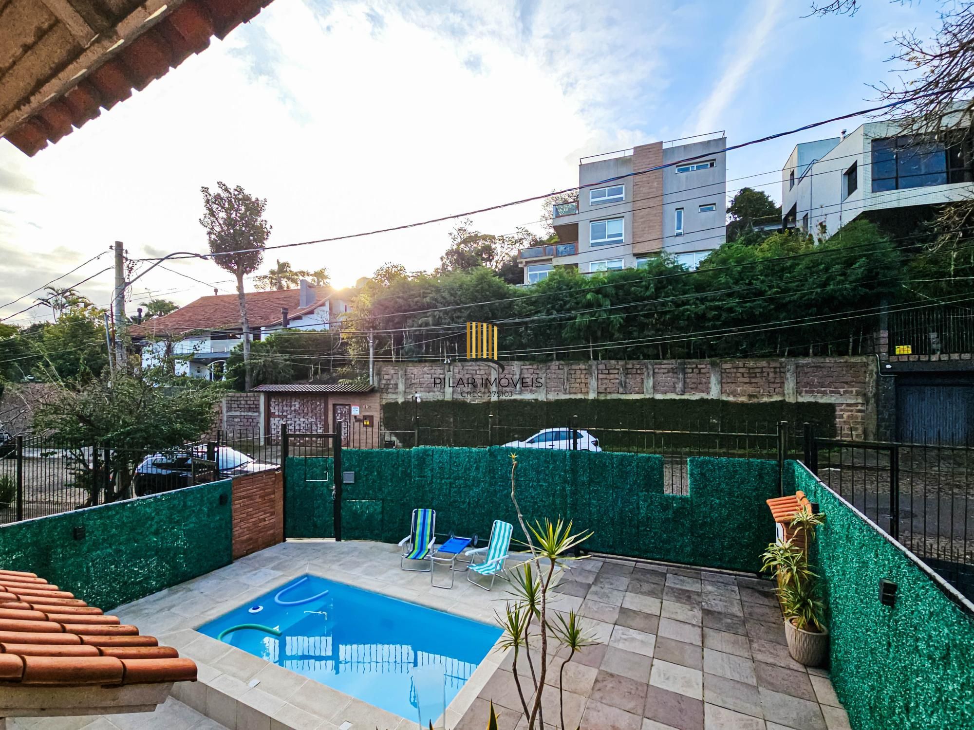 Casa na Vila Conceição, 3 dormitórios, 1 suíte, churrasqueira, lareira, 4 vagas, piscina aquecida e vista perene para o Rio.