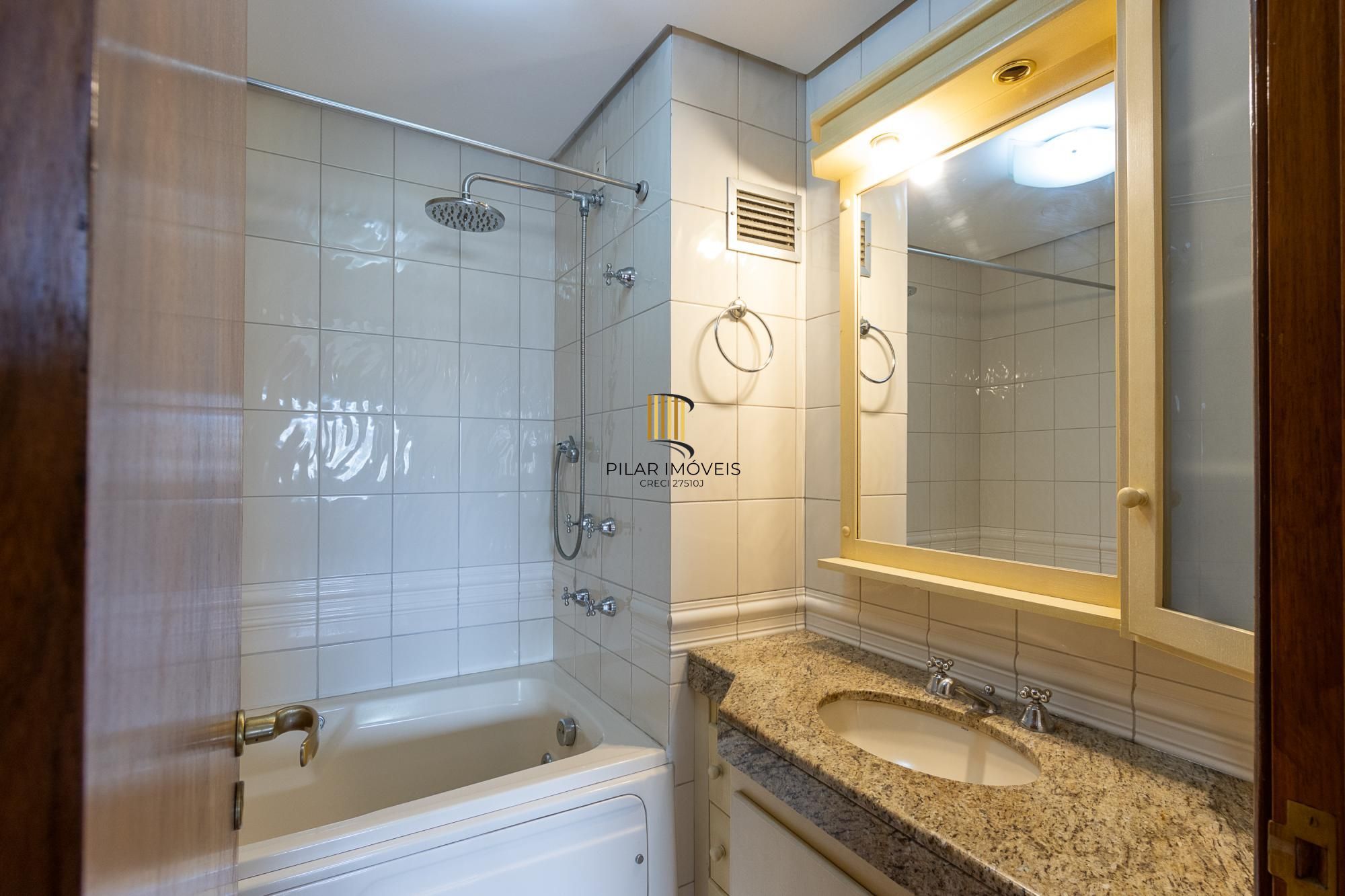 Apartamento 3 quartos, 1 suite, dependência, sacada com churrasqueira, 2 vagas - Bairro Menino Deus