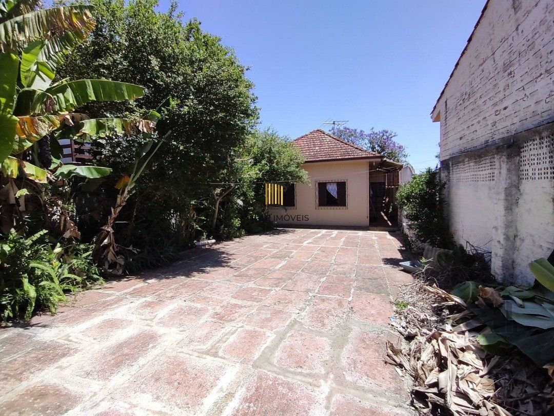 Casa térrea, 2 quartos, 2 vagas, edicula com 1 quarto e um banheiro - Bairro Tristeza