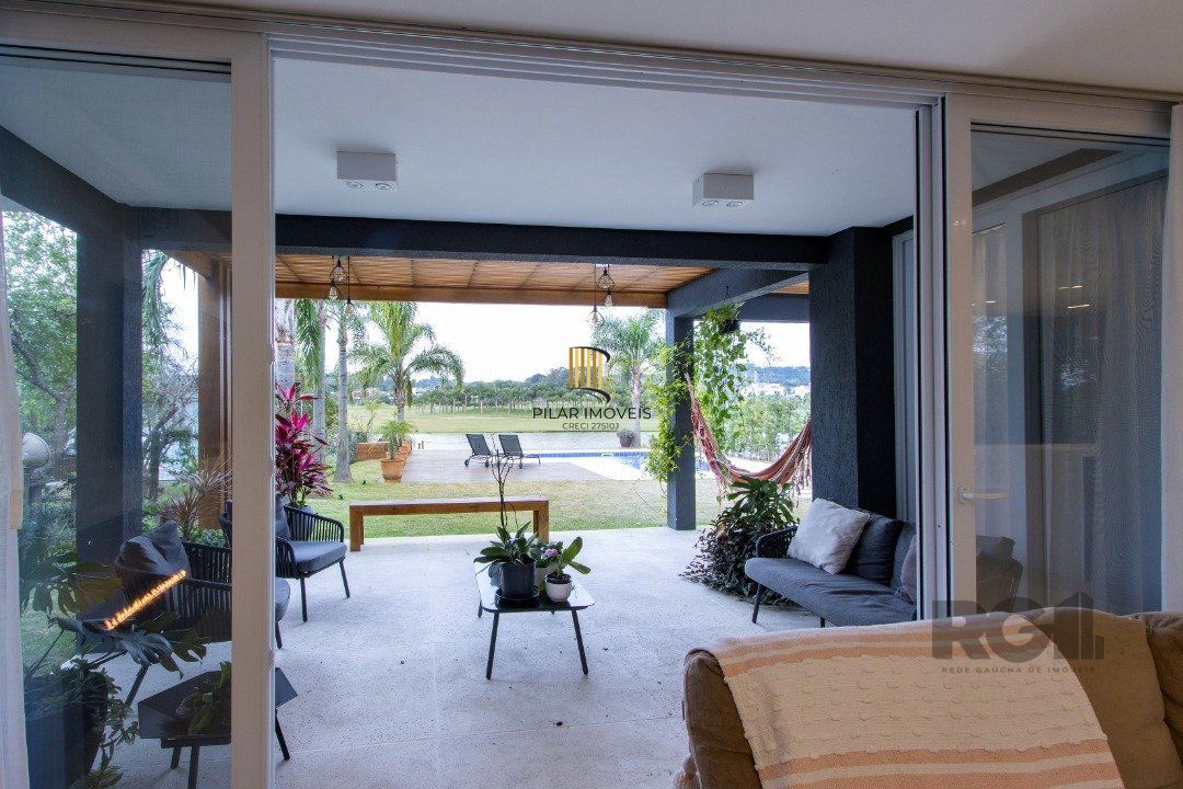 casa com  3 suítes no piso superior, mais 1 suíte no primeiro pavimento.