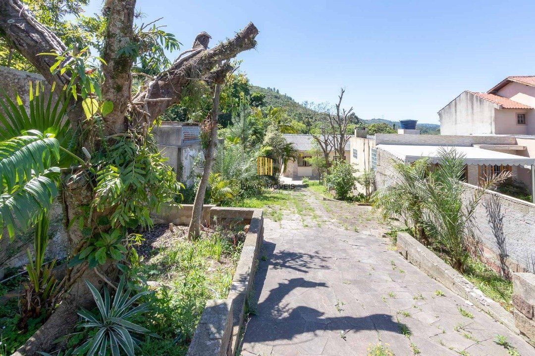 Casa para Venda - 370m², 4 dormitórios, sendo 1 suites, 6 vagas - Lomba do Pinheiro