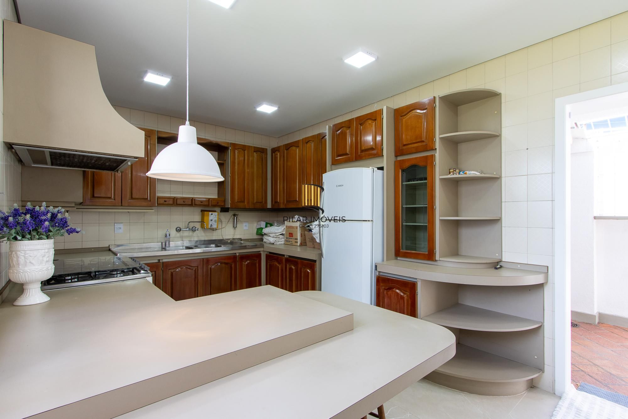 Casa com 2 dormitórios 3 banheiros. lareira e churrasqueira, e com arquitetura moderna.